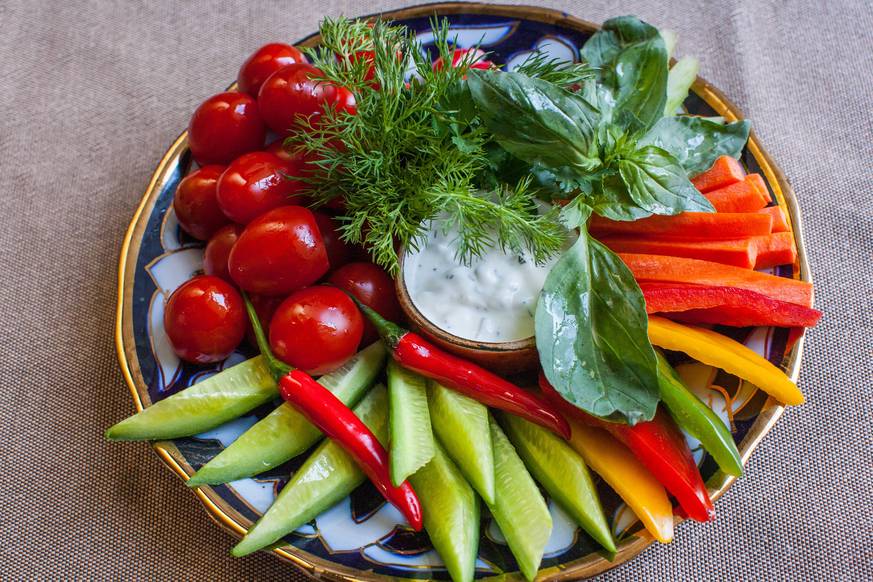 Свежие овощи на праздничный стол. Овощная нарезка. Ассорти из свежих овощей. Овощное ассорти. Овощная тарелка.