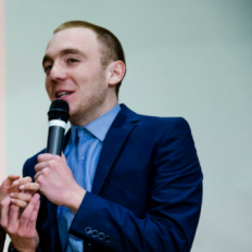 Ведущий Степан Баев